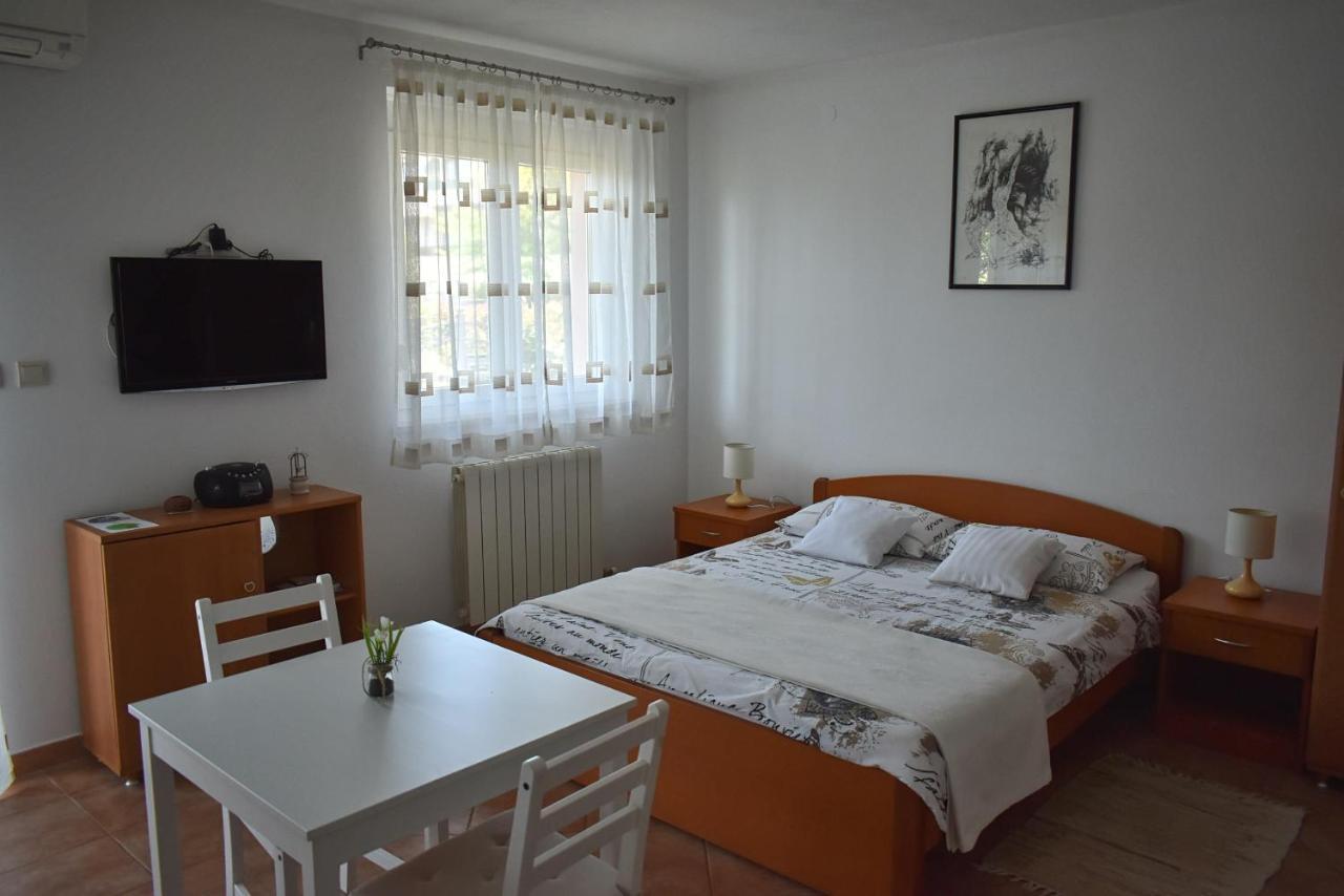 Studio Max With Parking Rovinj Exterior photo