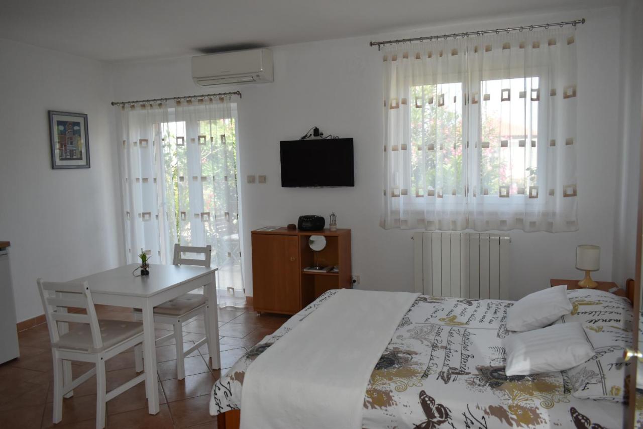 Studio Max With Parking Rovinj Exterior photo