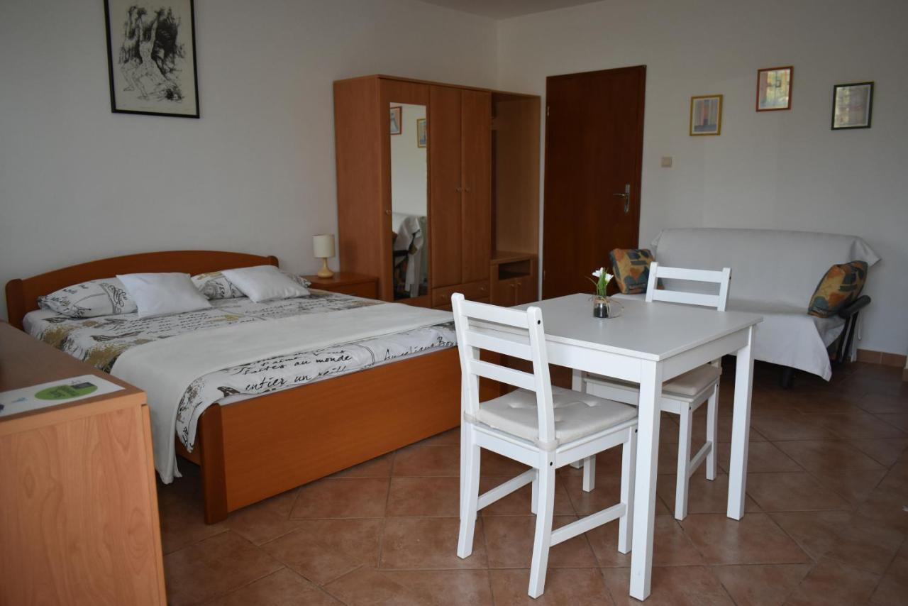 Studio Max With Parking Rovinj Exterior photo